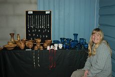 Ragne viser fram keramikkarbeider.