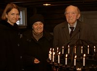 Anne Hilde, Gunnlaug og Odd ved lysgloben.