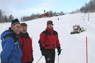 Hans Fossholt sammen med styreformann i skisenteret, Harald Arne Haugen, og Kjetil Vestrom.
