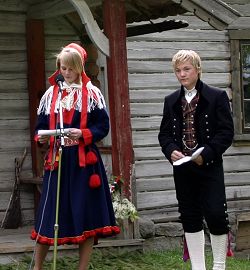 Magnhild og Herman holder 17. mai-tale i Brakadokka.