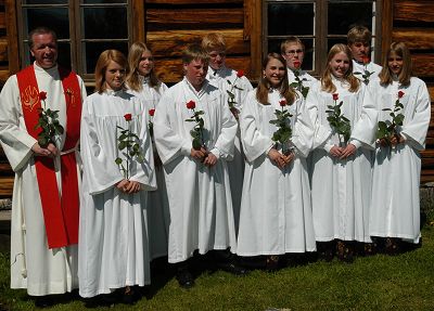 Konfirmanter i Hedalen 2004.  Fra venstre: Ingrid, Yvonne, Gisle, Nils Olav, Linda, Fredrik, Lena, Vidar og Lisa.  Foto:  Arne G.P.