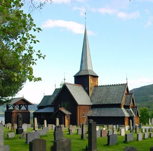 Hedalen stavkirke lørdag 3. juni 2000. Foto:  Arne Heimestøl