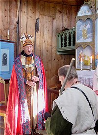 Pilegrimen mter biskopen i Reinli stavkirke.