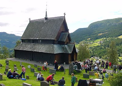 Omtrent to hundre mennesker var samlet ved Reinli stavkirke.