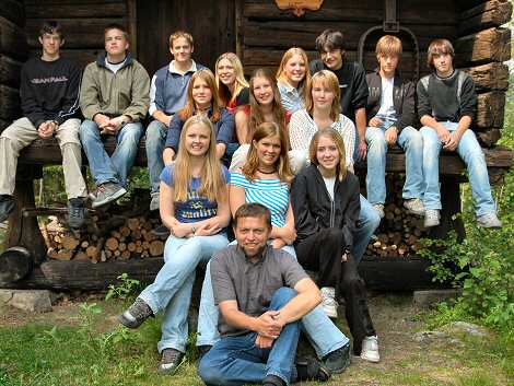 Hele klassen og klassestyrer samlet til fotografering på Bautahaugen.