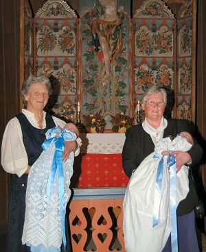 Foto:  Arne G. Perlestenbakken.  Tvillingene sammen med oldemødrene Anne Øyhus og Jørgine Myrvang