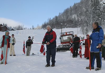 Ordfører Knut Torgersen klipper snora og erklærer bakken for åpnet.