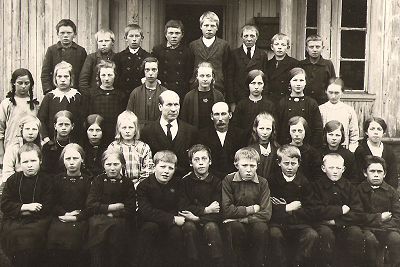 Her kommet et gammelt klassebilde. Det er Nerstad skole, antakelig 1922. Læreren heter Gunder Kjensrud. 