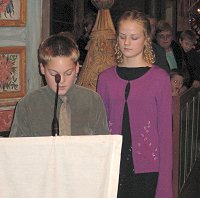 Herman og Maghnhild leser juleevangeliet